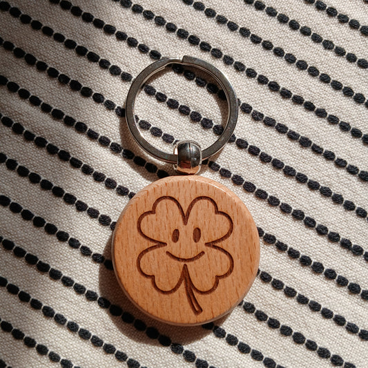 LUCKY SMILEY LEAF KEY RING